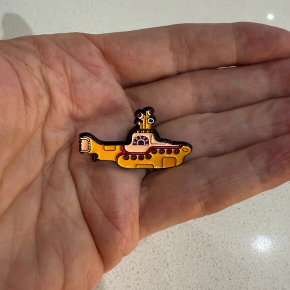 BEATLES Badge Pin YELLOW SUBMARINE - Picture 2 of 5